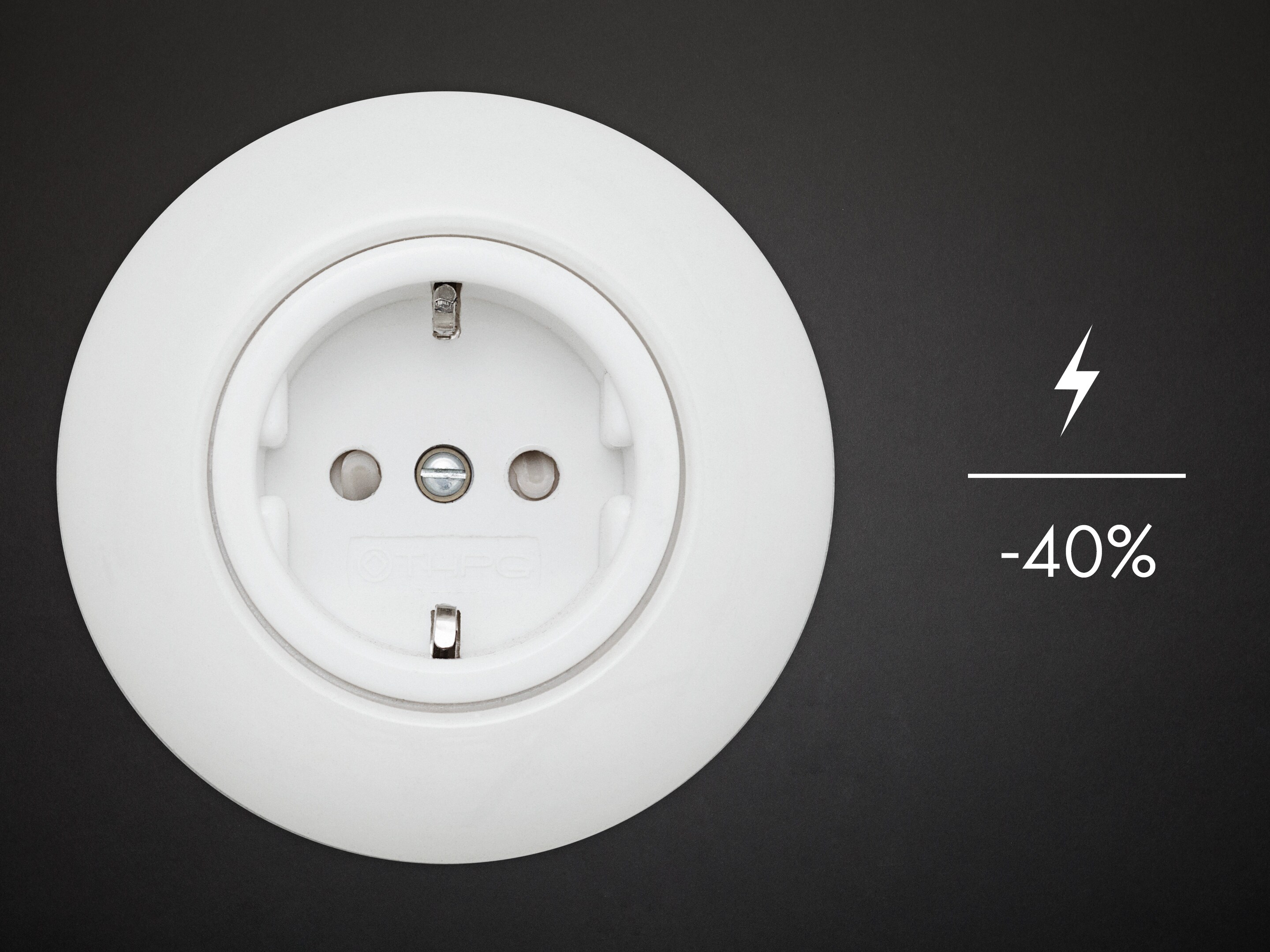 A diagram of a plug socket indicating the amount of energy you can save with an AEG washer dryer