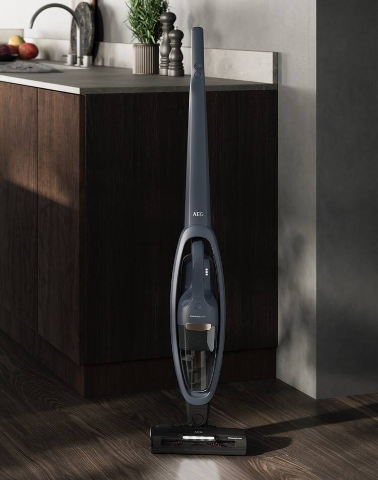 5000 Cordless cleaner standing on floor