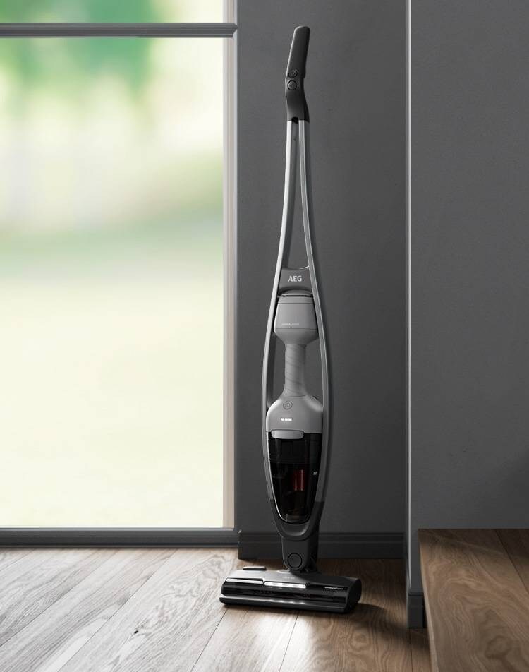 6000 Cordless cleaner standing on floor