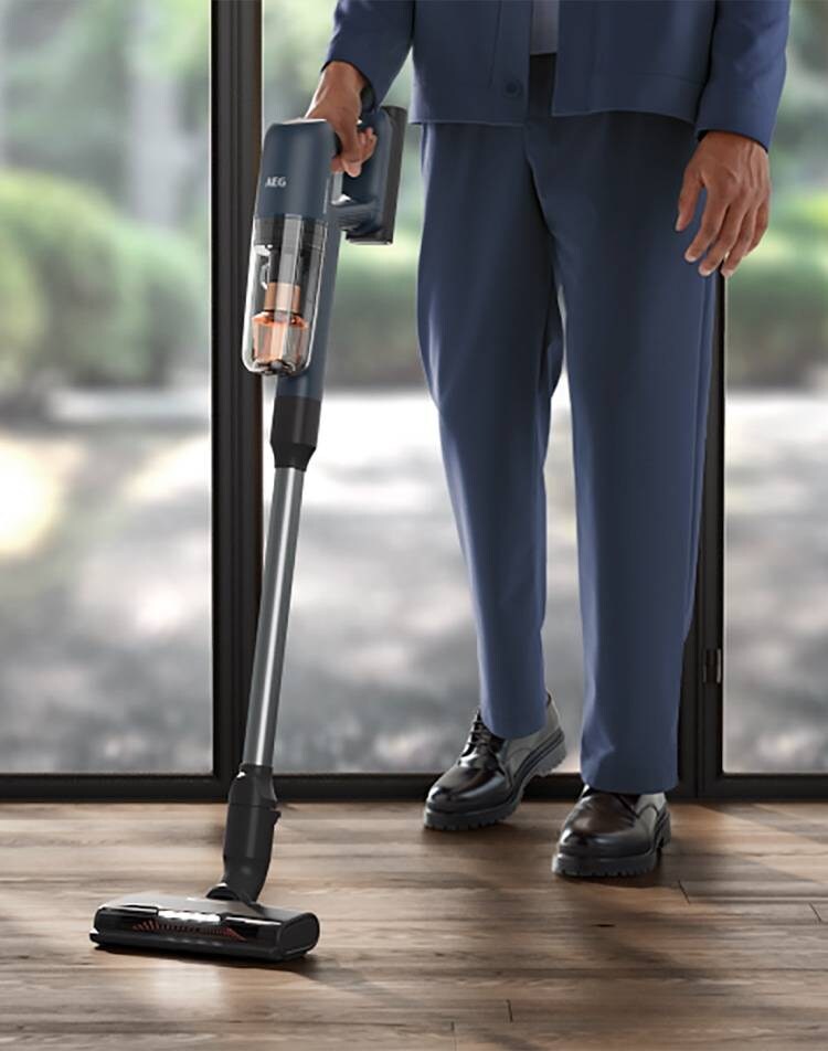 Person standing with 7000 Cordless cleaner in hand