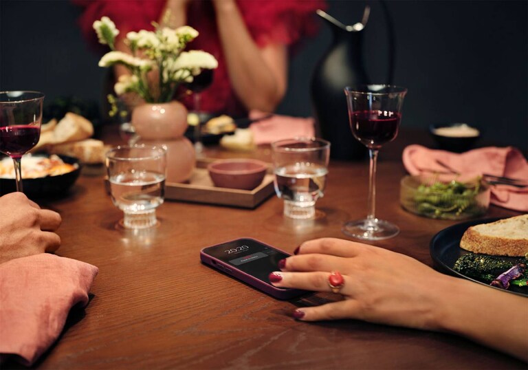 Mensen aan een tafel met een telefoon