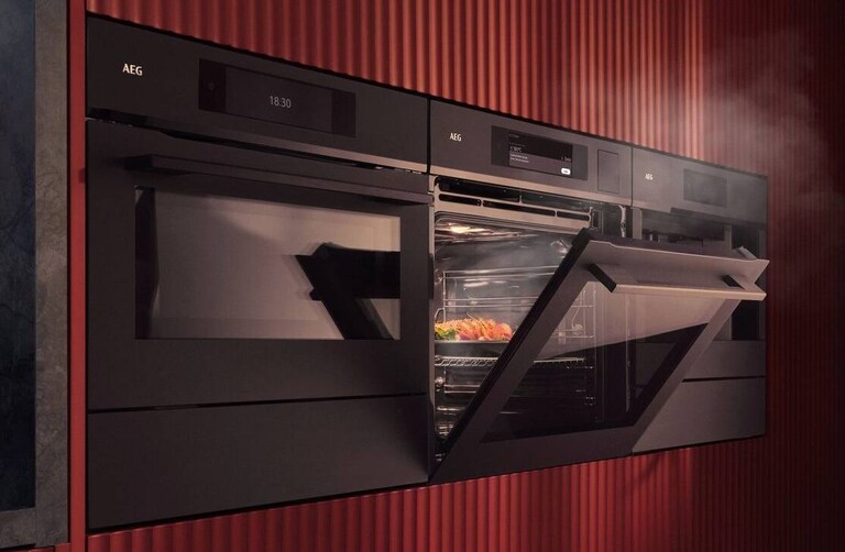 Producten in een wand met een oven die open staat met stoom eruit