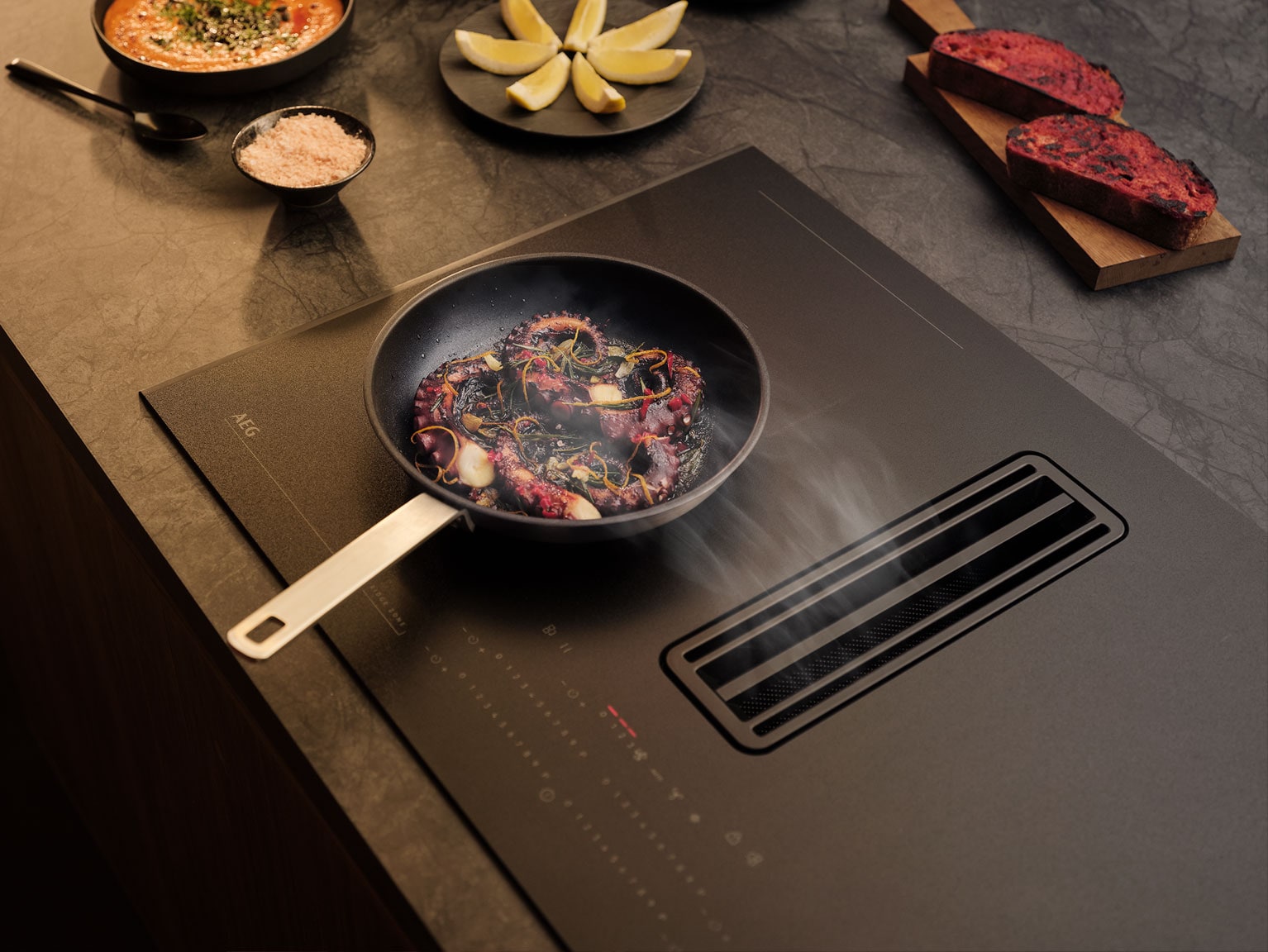 The matt black finish of the SaphirMatt® induction hobs makes it look really stylish and it's also much quicker and easier to clean.
