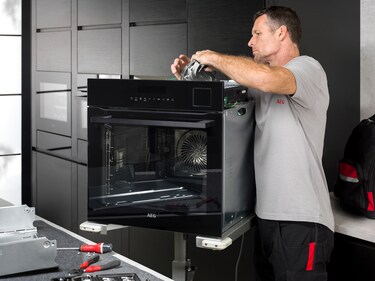 woman choosing an aeg fixed price repair